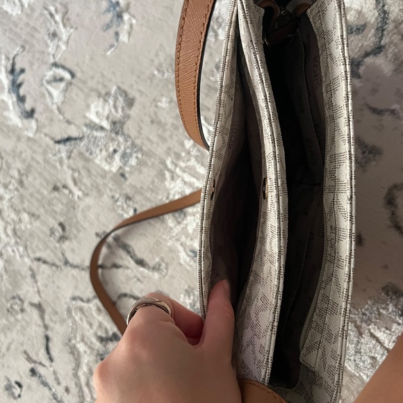 Michael Kors Crossbody Jet Set Large Messenger Bag - Picture 3 of 9